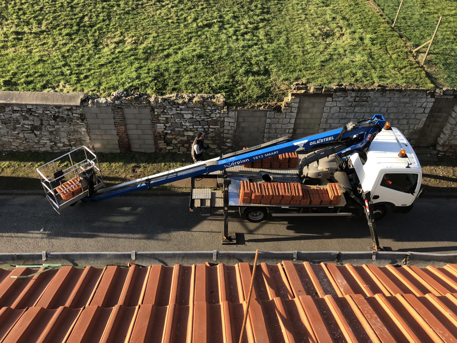 Montage des matériaux avec nacelle de sécurité sur camion