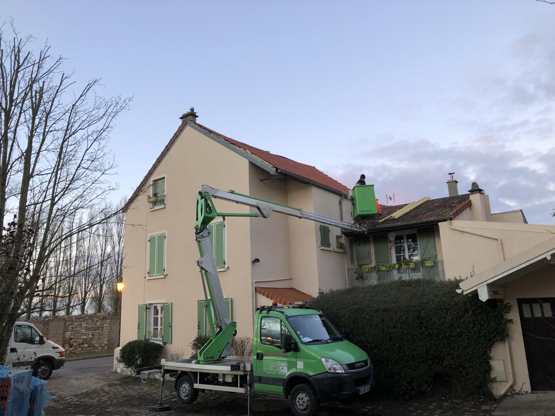 Réalisation de chantier avec nacelle de sécurité sur camion