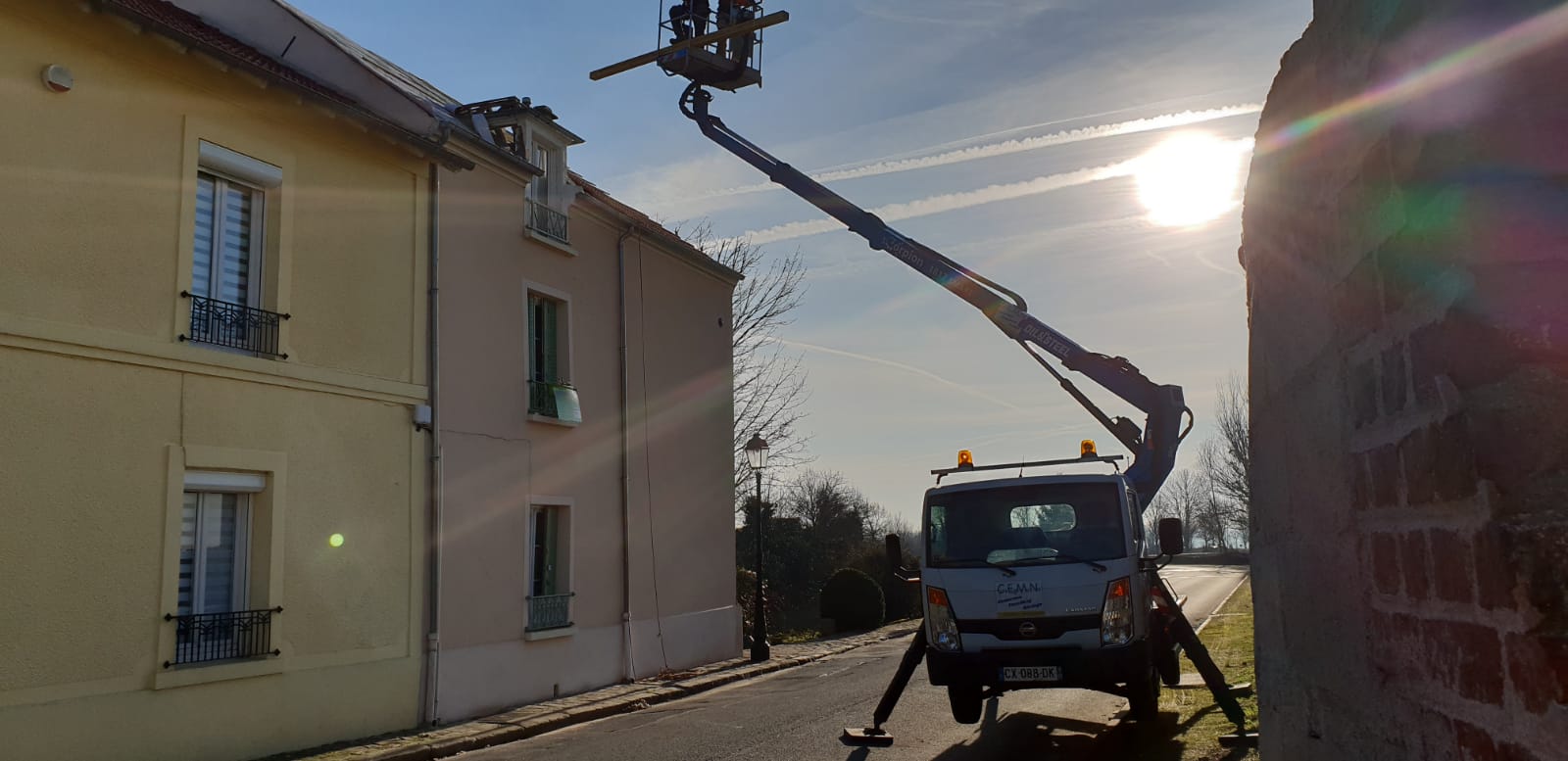 Notre matériel travaux avec nacelle de sécurité sur camion